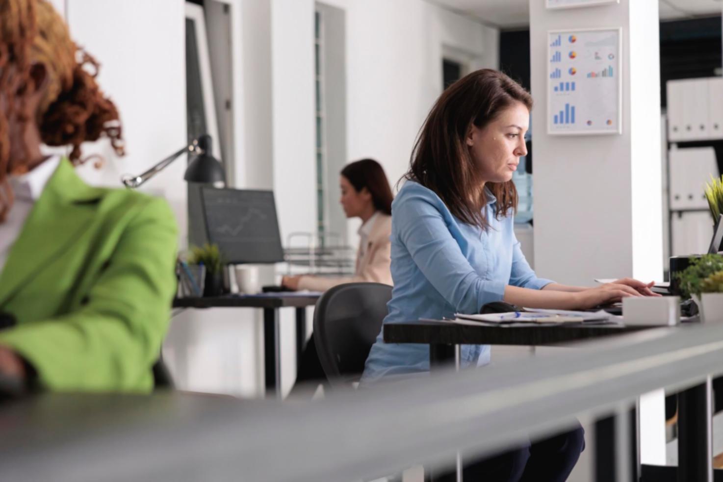 Professionnel analysant des données financières